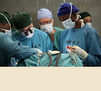 Drs. Stieg and Greenfield teach residents the proper approach to an aneurysm case.
