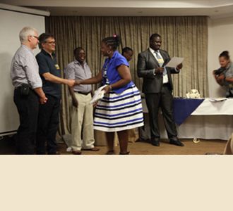 Dr. Stieg and Dr. Härtl congratulate a course participant.