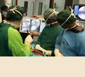 Dr. Härtl with residents use BrainLab to identify the appropriate vertebral level.