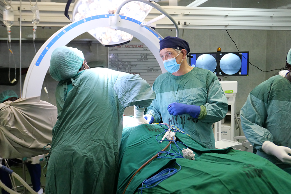 Dr. Roger Hartl training local surgeons in Tanzania, 2024
